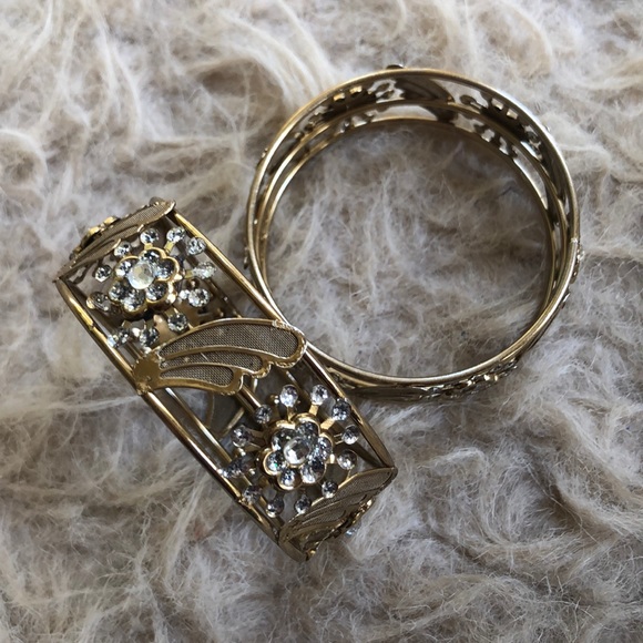 Set of 2 gold colored broad bangles - Picture 2 of 6